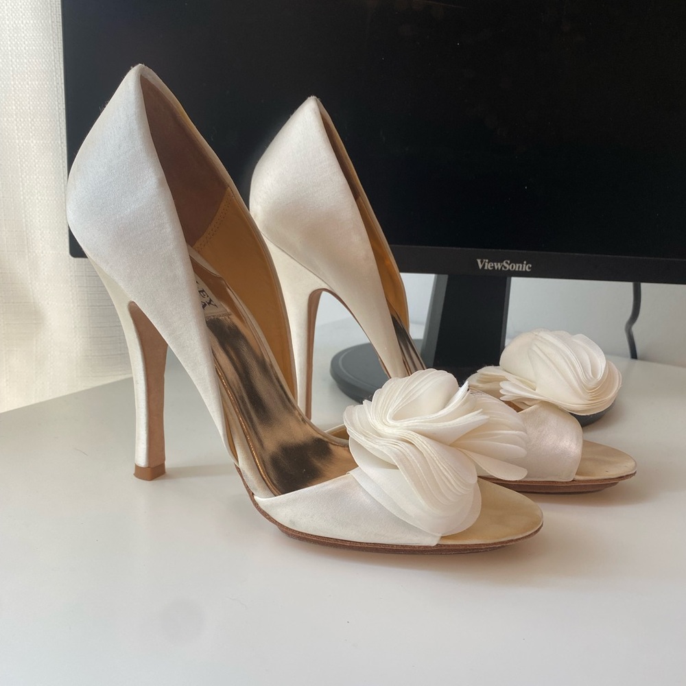 Badgley Mischka White Thora Pumps 9 Satin Ruffle Flower BRIDAL